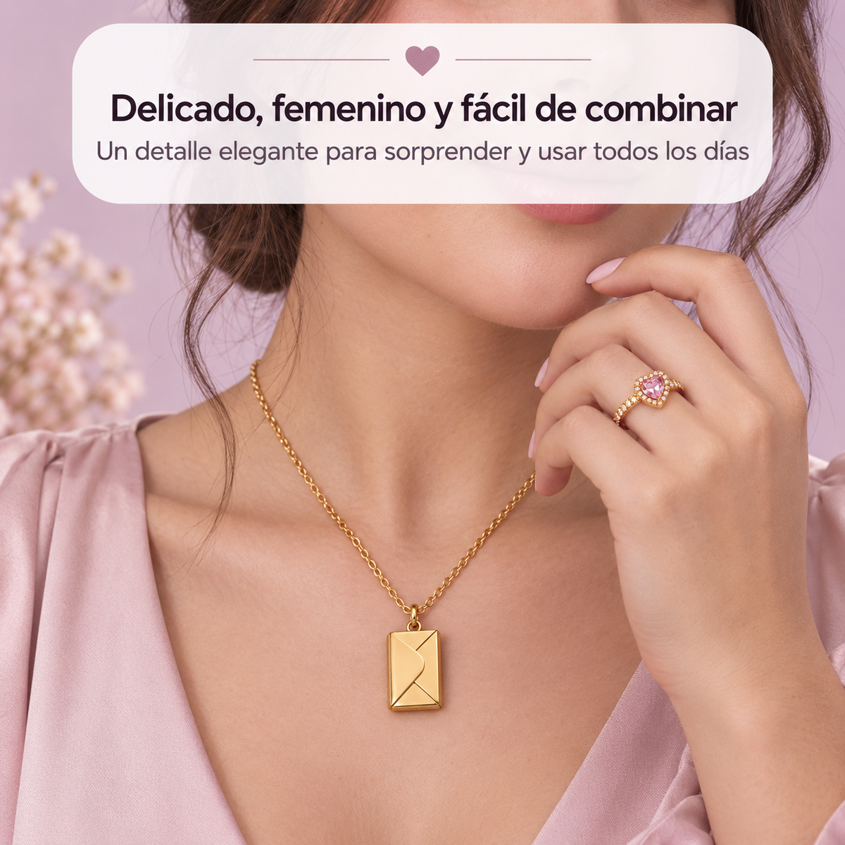 Collar sobre y anillo corazón usados en un look delicado